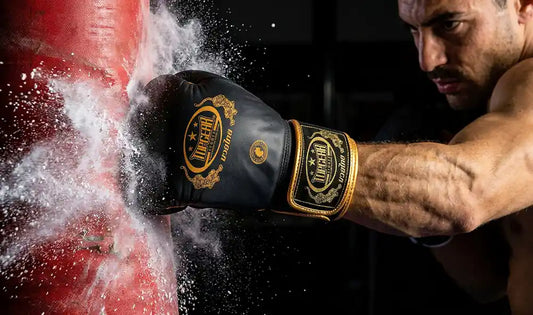 Boxer training on a 40 kg hanging Boxsack with topgear sports boxing gloves